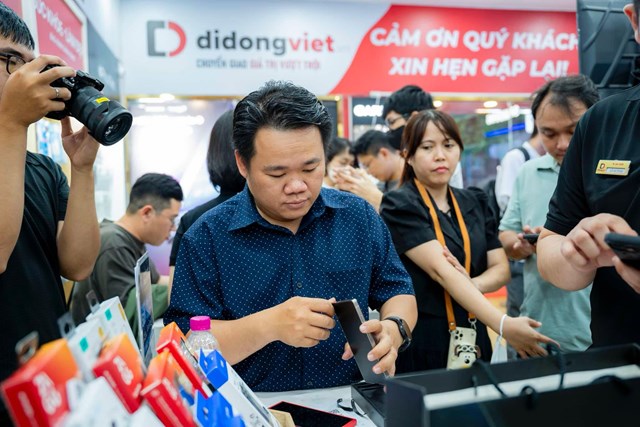 Hàng trăm khách hàng nhận Galaxy S25 tại Di Động Việt ngay trong đêm trả hàng và mở bán - Ảnh 1