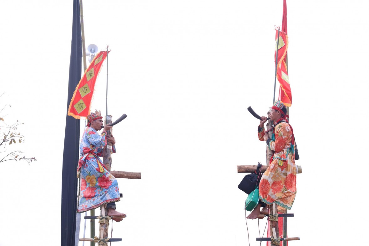 Lễ Đại Phan Vân Đồn: Leo dao chân trần, nhảy than cầu khởi vận Lễ Đại Phan Vân Đồn: Leo dao chân trần, nhảy than cầu khởi vận