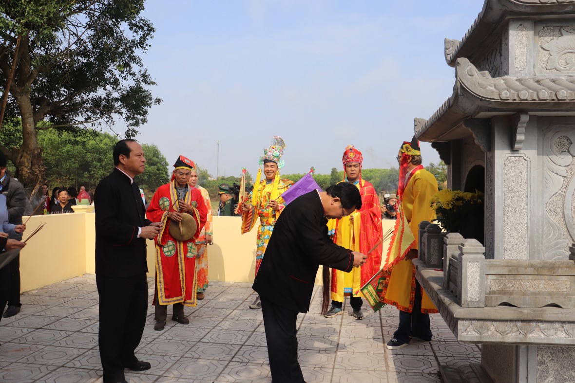 Lễ Đại Phan Vân Đồn: Leo dao chân trần, nhảy than cầu khởi vận Lễ Đại Phan Vân Đồn: Leo dao chân trần, nhảy than cầu khởi vận