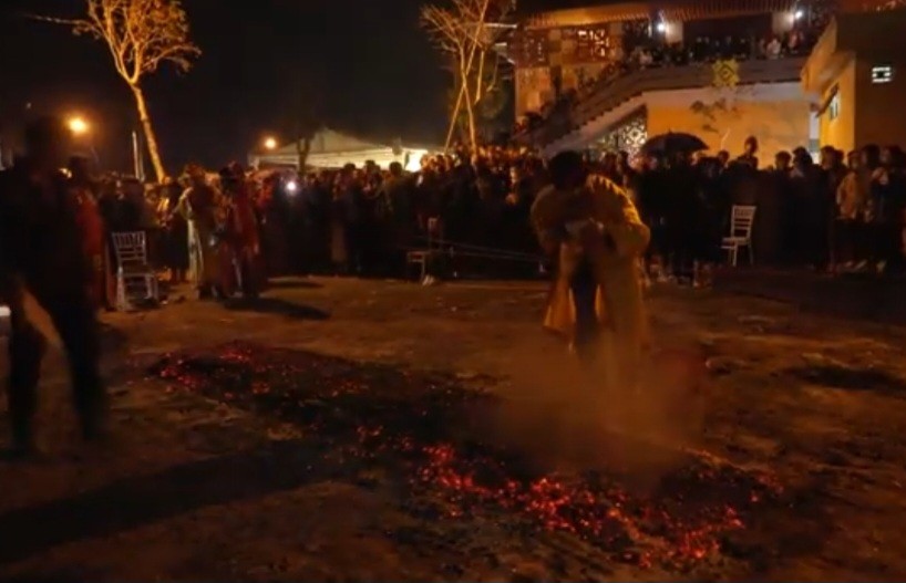 Lễ Đại Phan Vân Đồn: Leo dao chân trần, nhảy than cầu khởi vận Lễ Đại Phan Vân Đồn: Leo dao chân trần, nhảy than cầu khởi vận