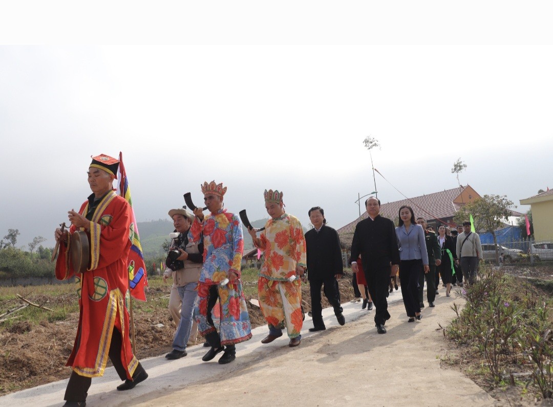 Lễ Đại Phan Vân Đồn: Leo dao chân trần, nhảy than cầu khởi vận Lễ Đại Phan Vân Đồn: Leo dao chân trần, nhảy than cầu khởi vận