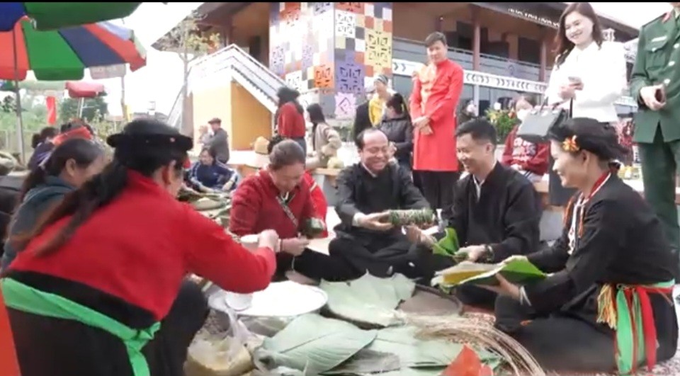 Lễ Đại Phan Vân Đồn: Leo dao chân trần, nhảy than cầu khởi vận Lễ Đại Phan Vân Đồn: Leo dao chân trần, nhảy than cầu khởi vận