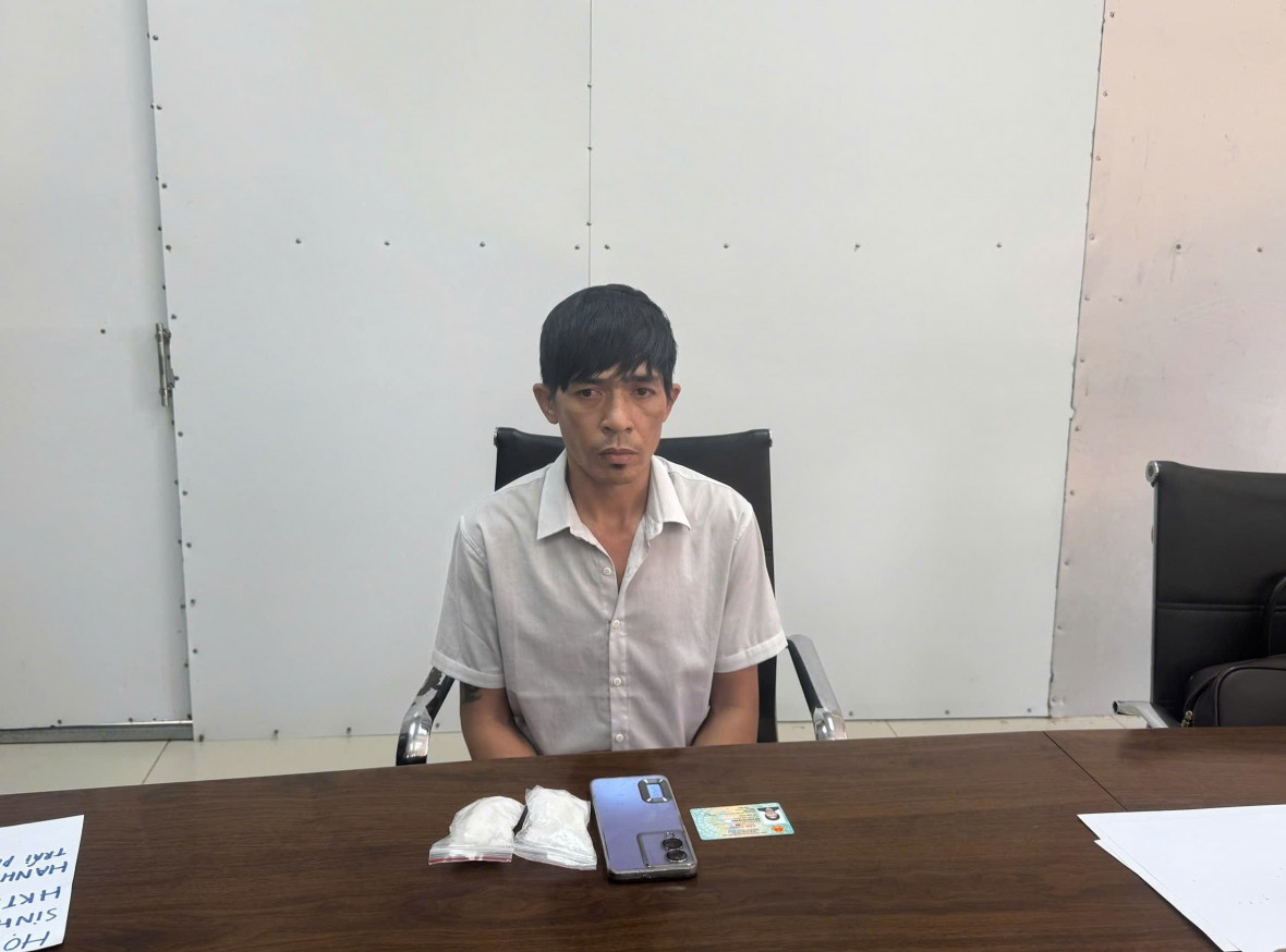 Vừa bước chân xuống tàu cao tốc thì bị bắt quả tang vì tàng trữ trái phép 02 bịch ma túy đá