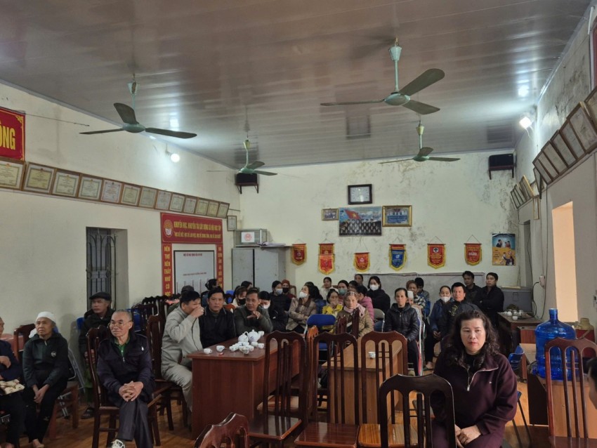 Gần 72 hộ gia đình, cá nhân có hoàn cảnh khó khăn đến nhà văn hoá thôn Đồng Kẹ để nhận những phần quà từ Công ty cổ phần Công nghệ HeyU Việt Nam nhân dịp xuân Bính Ngọ 2026.