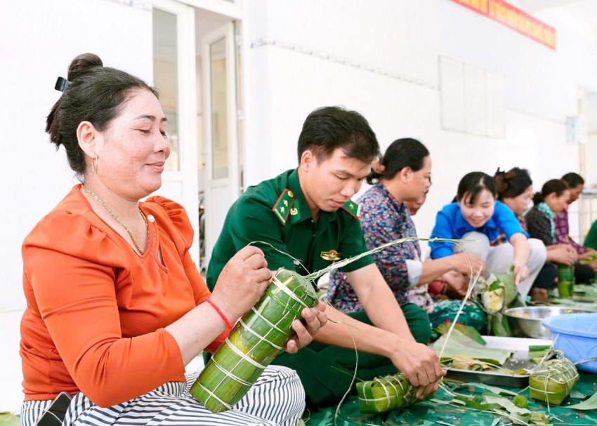 Ấm áp phong trào “Bánh chưng ngày Tết” ở Đồn Biên phòng Tống Lê Chân (Tây Ninh)