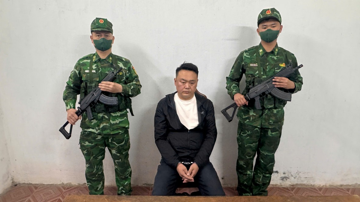 Đối tượng SHI JIAXING tại cơ quan chức năng.