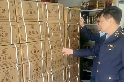 Xử phạt 97,5 triệu đồng, tiêu huỷ hàng nghìn chai rượu nhập lậu