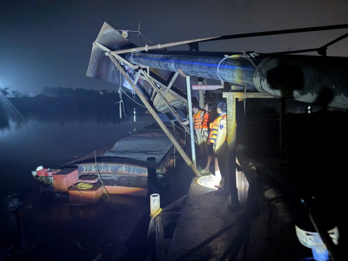 Bắt giữ 02 phương tiện khai thác cát trái phép trên sông Cầu Bắt giữ 02 phương tiện khai thác cát trái phép trên sông Cầu