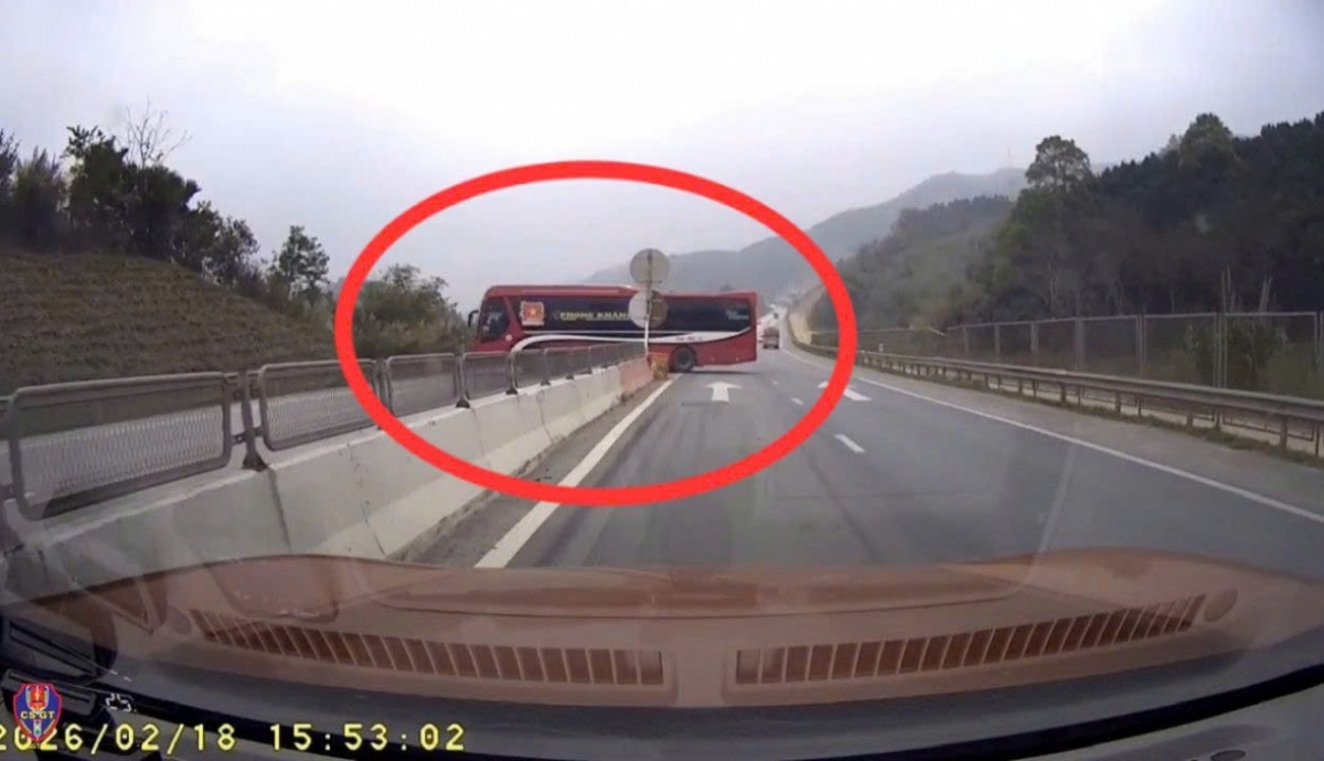 Từ phản ánh của người dân, xử phạt một tài xế 35 triệu đồng vì quay đầu xe trên cao tốc