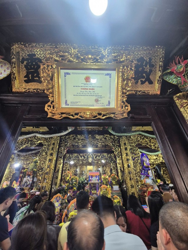 Đông đảo người dân và du khách chiêm bái Thần Vệ quốc Hoàng Bảy tại đền Bảo Hà. Đông đảo người dân và du khách chiêm bái Thần Vệ quốc Hoàng Bảy tại đền Bảo Hà.