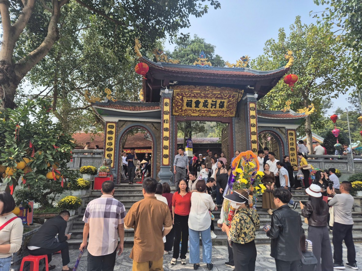 Hàng nghìn du khách về đền Bảo Hà nơi thờ Tướng quân Hoàng Bảy cầu tài, xin lộc Hàng nghìn du khách về đền Bảo Hà nơi thờ Tướng quân Hoàng Bảy cầu tài, xin lộc