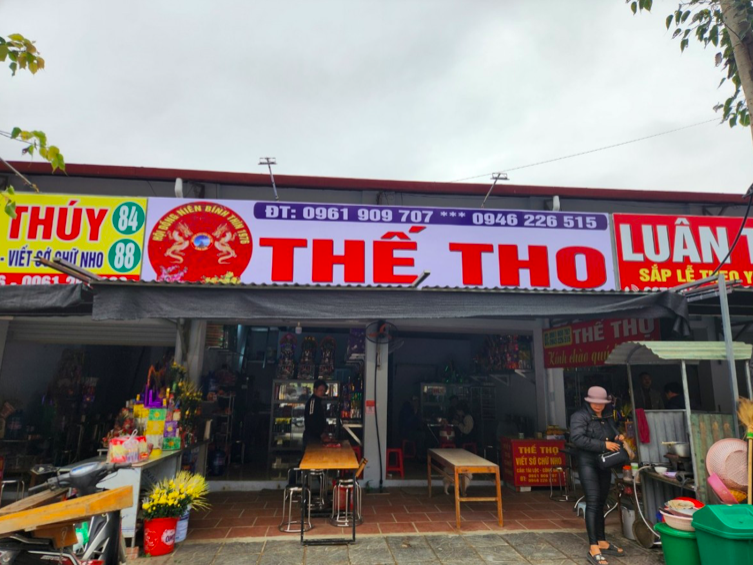 Ki ốt Thế Thọ chuyên phục vụ đồ lễ cho người dân và du khách. Ki ốt Thế Thọ chuyên phục vụ đồ lễ cho người dân và du khách.