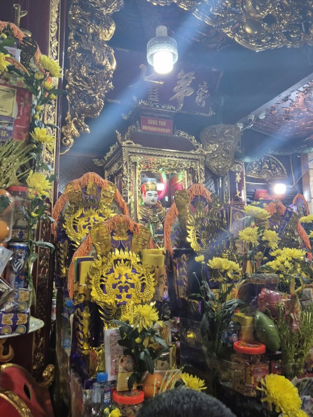 Đông đảo người dân và du khách chiêm bái Thần Vệ quốc Hoàng Bảy tại đền Bảo Hà. Đông đảo người dân và du khách chiêm bái Thần Vệ quốc Hoàng Bảy tại đền Bảo Hà.