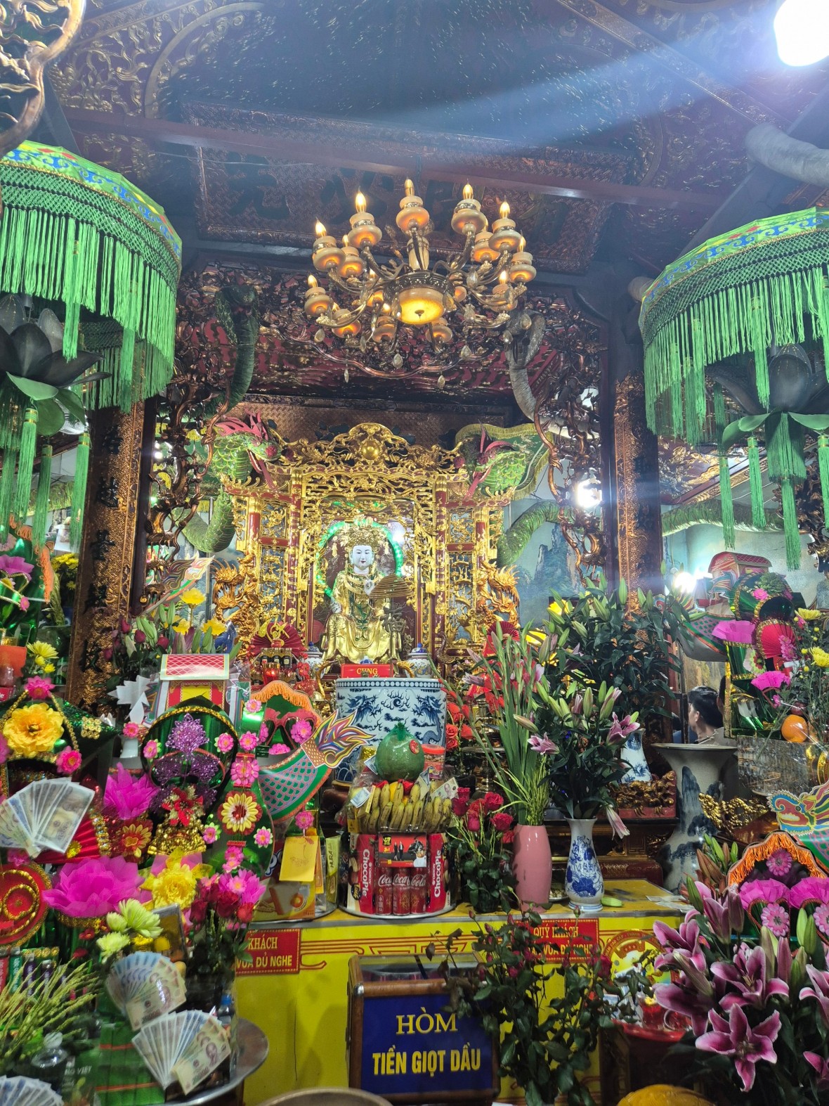 Hàng nghìn du khách về đền Bảo Hà nơi thờ Tướng quân Hoàng Bảy cầu tài, xin lộc Hàng nghìn du khách về đền Bảo Hà nơi thờ Tướng quân Hoàng Bảy cầu tài, xin lộc