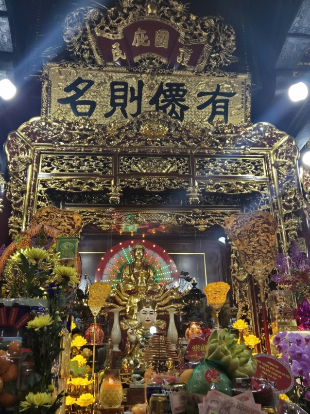 Quan Hoàng Bảy ở phía bên trong cung cấm uy nghiêm, có người của ban quản lý đền canh gác. Quan Hoàng Bảy ở phía bên trong cung cấm uy nghiêm, có người của ban quản lý đền canh gác.