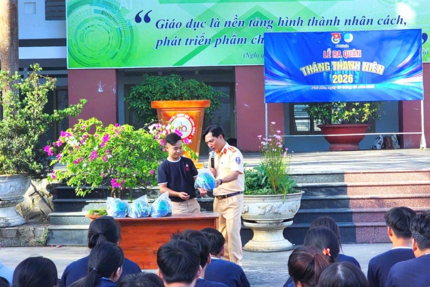 Đội Cảnh sát giao thông đường bộ số 2 (Phòng CSGT Công an tỉnh Đồng Nai) tổ chức buổi tuyên truyền, phổ biến pháp luật về trật tự, an toàn giao thông đường bộ cho học sinh Trường THPT Lạc Long Quân. Đội Cảnh sát giao thông đường bộ số 2 (Phòng CSGT Công an tỉnh Đồng Nai) tổ chức buổi tuyên truyền, phổ biến pháp luật về trật tự, an toàn giao thông đường bộ cho học sinh Trường THPT Lạc Long Quân.