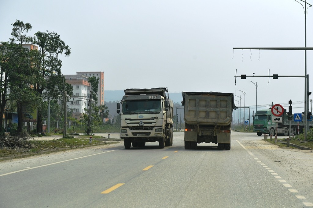 Quảng Ninh: Cận cảnh xe tải chở đất chạy rầm rập suốt ngày đêm, dân lo hỏng đường, ô nhiễm