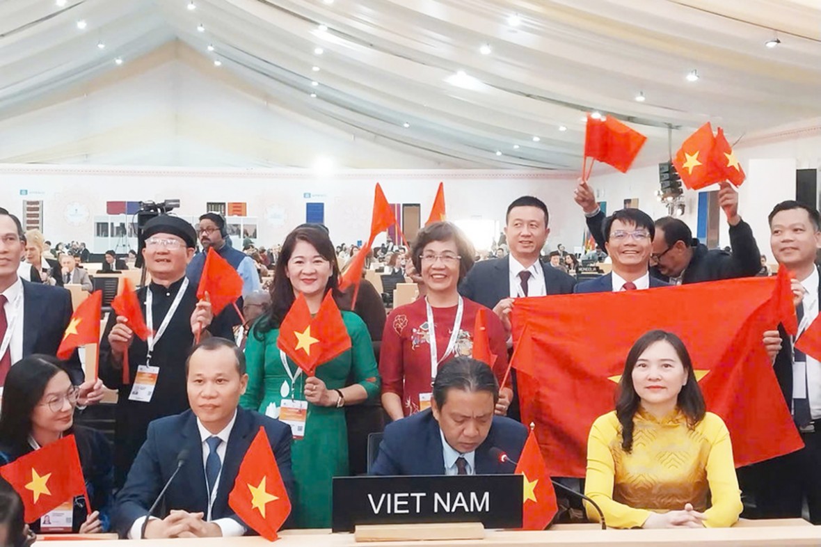 Nghề làm tranh dân gian Đông Hồ (Bắc Ninh) được UNESCO ghi danh là Di sản Văn hóa phi vật thể cần bảo vệ khẩn cấp của nhân loại Nghề làm tranh dân gian Đông Hồ (Bắc Ninh) được UNESCO ghi danh là Di sản Văn hóa phi vật thể cần bảo vệ khẩn cấp của nhân loại