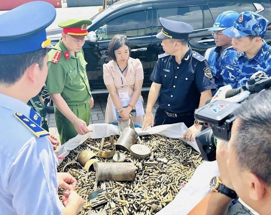 Lực lượng chức năng phát hiện, xử lý lô hàng 16 bao vỏ đạn quân dụng nhập khẩu có dấu hiệu vi phạm. (Ảnh: CHQ) Lực lượng chức năng phát hiện, xử lý lô hàng 16 bao vỏ đạn quân dụng nhập khẩu có dấu hiệu vi phạm. (Ảnh: CHQ)