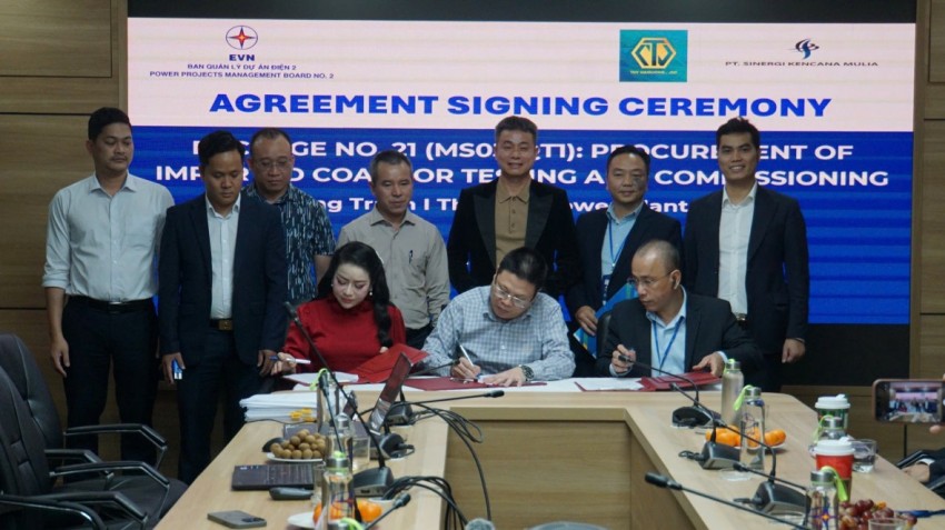 Ông Đỗ Thành Tài, Giám đốc Ban quản lý dự án điện 2 ở giữa cùng bà Bùi Nữ Thục Vy và ông Hoàng Nam Hải đại diện liên danh TNV-SKM ký kết hợp đồng. Ông Đỗ Thành Tài, Giám đốc Ban quản lý dự án điện 2 ở giữa cùng bà Bùi Nữ Thục Vy và ông Hoàng Nam Hải đại diện liên danh TNV-SKM ký kết hợp đồng.