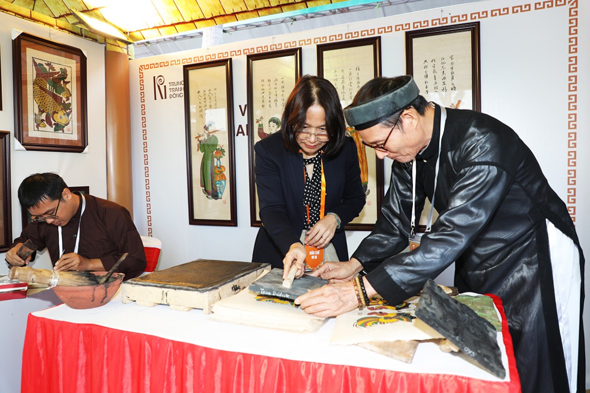 Nghề làm tranh dân gian Đông Hồ (Bắc Ninh) được UNESCO ghi danh là Di sản Văn hóa phi vật thể cần bảo vệ khẩn cấp của nhân loại Nghề làm tranh dân gian Đông Hồ (Bắc Ninh) được UNESCO ghi danh là Di sản Văn hóa phi vật thể cần bảo vệ khẩn cấp của nhân loại