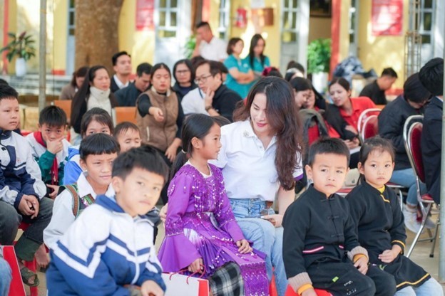 Quỳnh Vinh (áo trắng) trong hành trình ROX Share - Cùng em tới trường tại Lào Cai. Quỳnh Vinh (áo trắng) trong hành trình ROX Share - Cùng em tới trường tại Lào Cai.