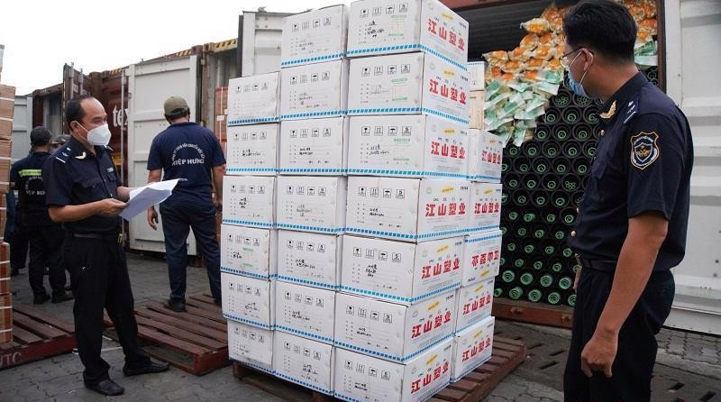 Ngành Hải quan phát hiện và xử lý gần 17.300 vụ vi phạm về buôn lậu, hàng giả Lực lượng Hải Quan chủ động ngăn chặn hàng giả, hàng lậu ngay từ cửa khẩu.