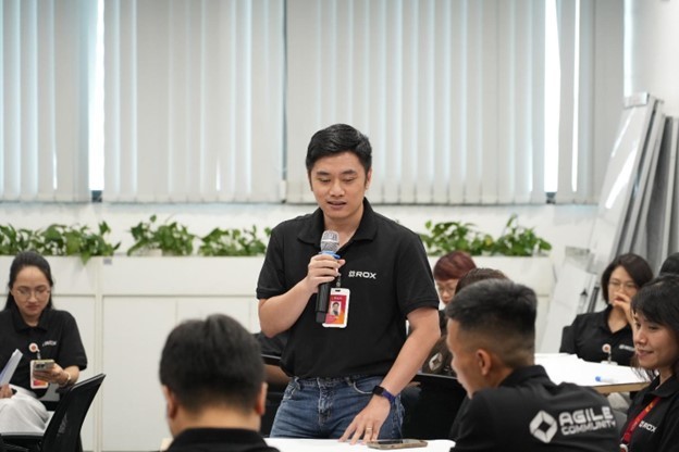 Hoàng Nam chia sẻ ý kiến trong sự kiện Agile Community của Tập đoàn Hoàng Nam chia sẻ ý kiến trong sự kiện Agile Community của Tập đoàn