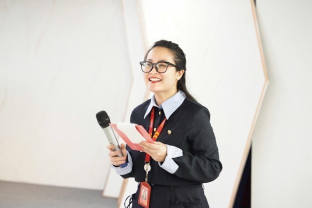 Ngọc Ánh trong vai trò MC tại một sự kiện nội bộ của ROX Group. Ngọc Ánh trong vai trò MC tại một sự kiện nội bộ của ROX Group.