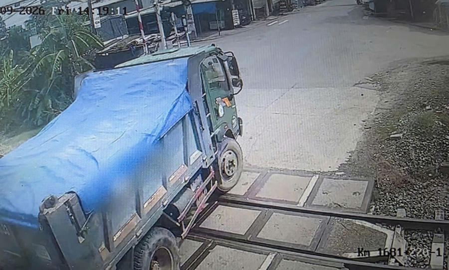 Hai tài xế vượt đường sắt khi đèn đỏ bật- mỗi người bị phạt 19 triệu đồng