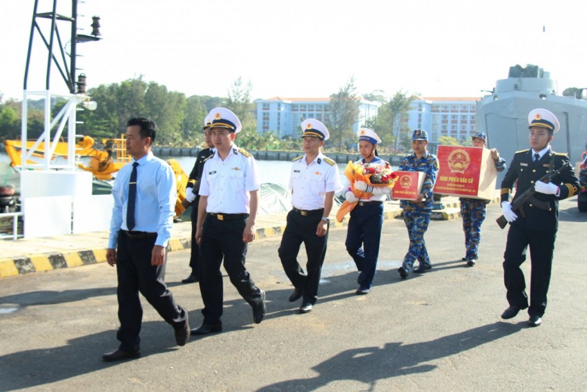 2. Hòm phiếu được vận chuyển xuống tàu để đưa ra các đảo 2. Hòm phiếu được vận chuyển xuống tàu để đưa ra các đảo
