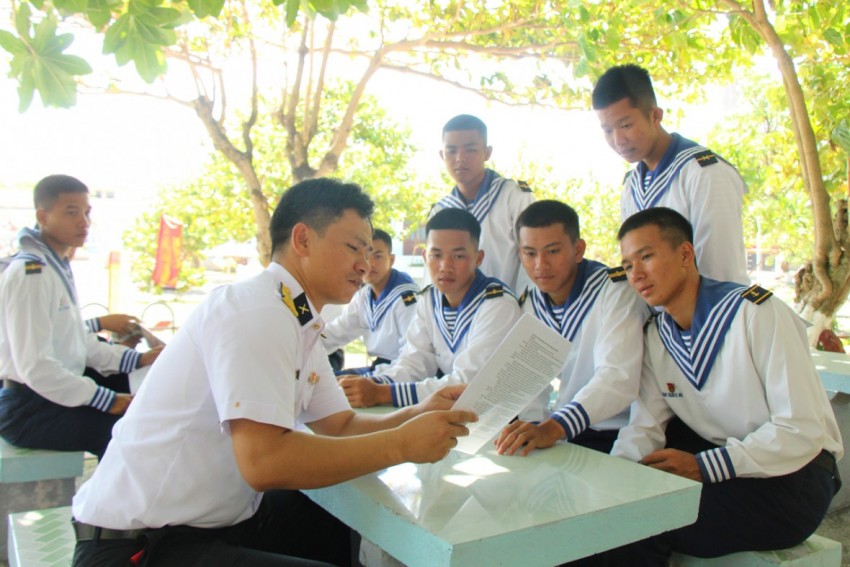 8. Dù cách xa đất liền nhưng vật chất trang trí cho cuộc bầu cử được bảo đảm đầy đủ, chu đáo 8. Dù cách xa đất liền nhưng vật chất trang trí cho cuộc bầu cử được bảo đảm đầy đủ, chu đáo