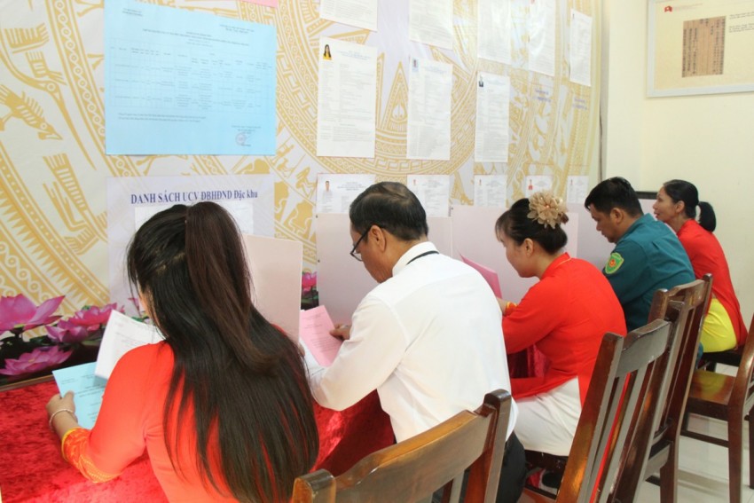 14. Cử tri hoàn thành việc bầu cử 14. Cử tri hoàn thành việc bầu cử