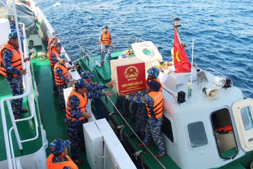 5. Hòm phiếu và vật chất bầu cử được vận chuyển qua xuồng để đưa vào đảo 5. Hòm phiếu và vật chất bầu cử được vận chuyển qua xuồng để đưa vào đảo