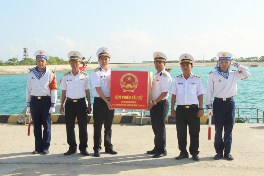 6. Vượt qua hàng trăm hải lý, hòm phiếu và vật chất bảo đảm đã được vận chuyển an toàn, bàn giao cho các tổ bầu cử trên các đảo 6. Vượt qua hàng trăm hải lý, hòm phiếu và vật chất bảo đảm đã được vận chuyển an toàn, bàn giao cho các tổ bầu cử trên các đảo