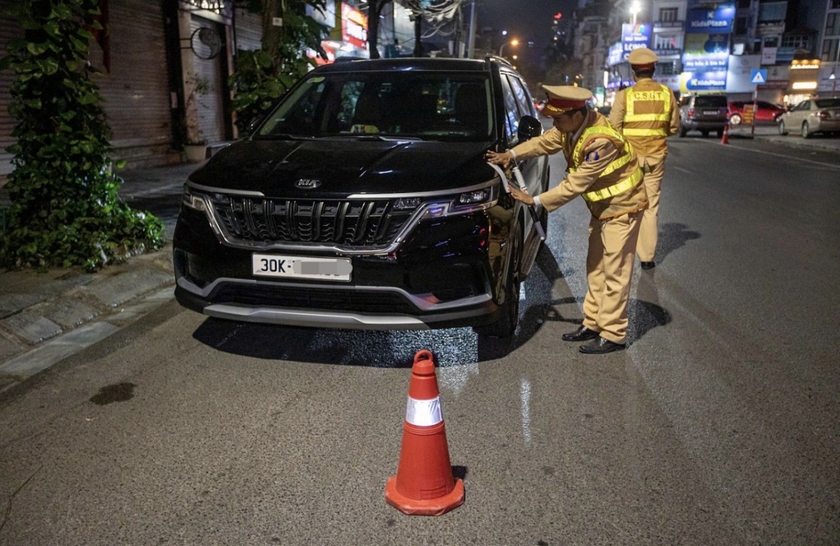 Chiếc ô tô của nam tài xế người Hàn Quốc bị CSGT niêm phong