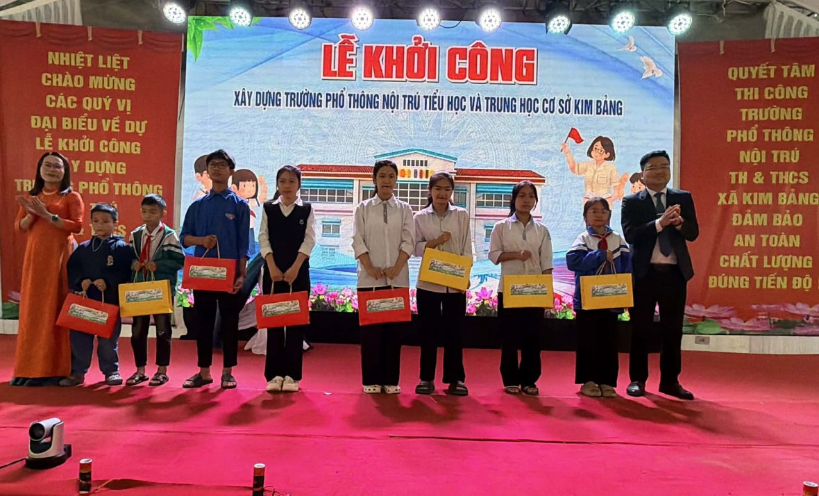 Trao tặng quà cho học sinh có hoàn cảnh khó khăn tại xã Kim Bảng.