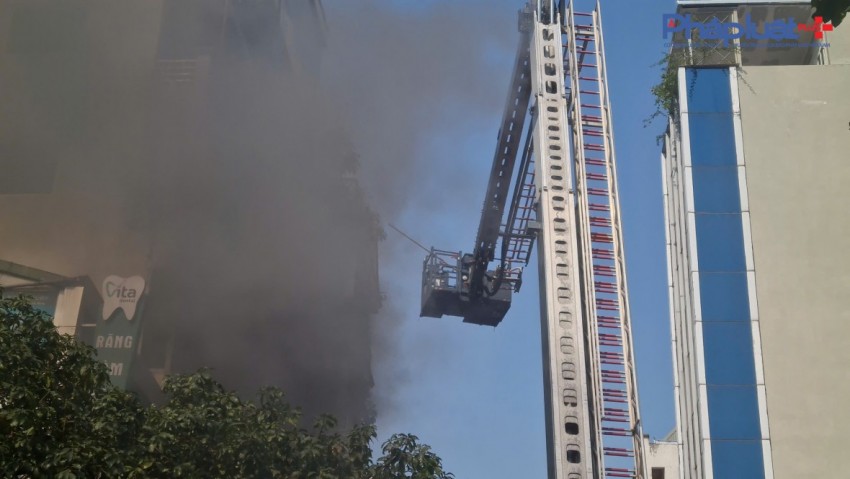 Ngôi nhà 6 tầng trên phố Lê Lợi, Hà Đông bốc cháy dữ dội, hàng trăm người được huy động dập lửa