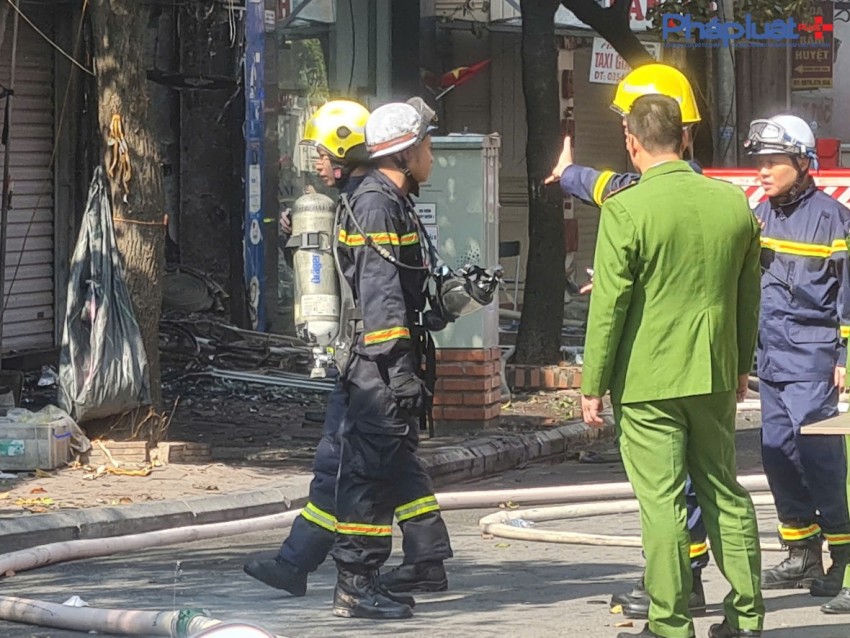 Ngôi nhà 6 tầng trên phố Lê Lợi, Hà Đông bốc cháy dữ dội, hàng trăm người được huy động dập lửa