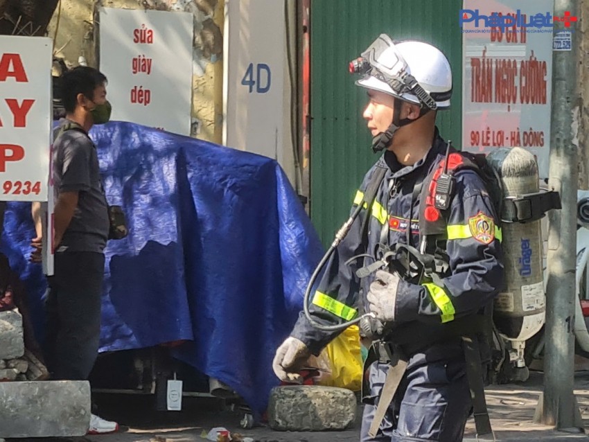 Ngôi nhà 6 tầng trên phố Lê Lợi, Hà Đông bốc cháy dữ dội, hàng trăm người được huy động dập lửa