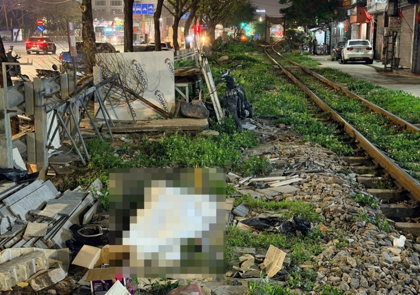 Người đi xe mô tô bị văng ra xa và tử vong tại chỗ Người đi xe mô tô bị văng ra xa và tử vong tại chỗ