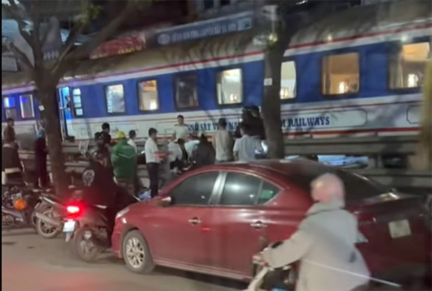 Lực lượng chức năng đang khám nghiệm tại hiện trường vụ tai nạn Lực lượng chức năng đang khám nghiệm tại hiện trường vụ tai nạn