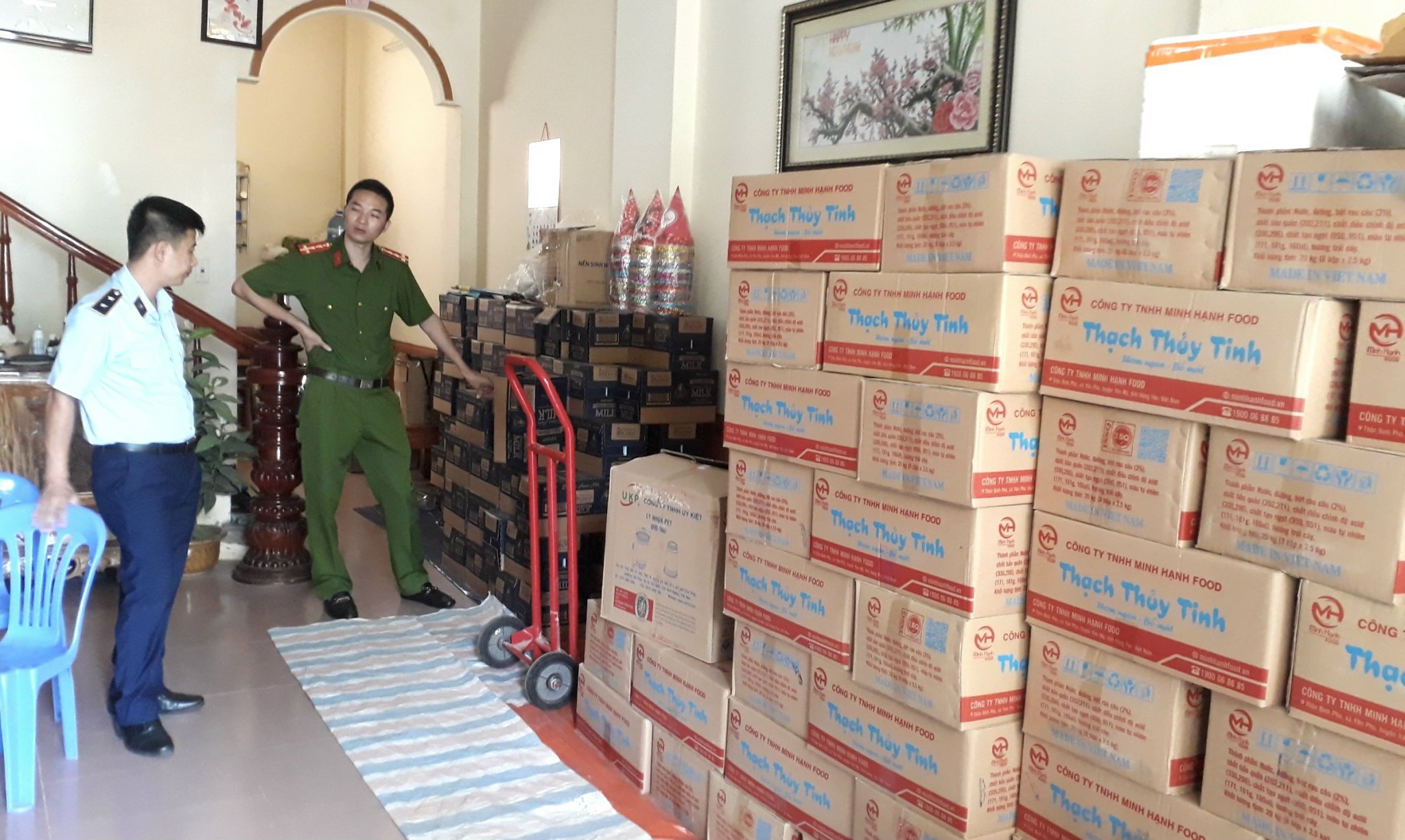 Lực lượng chức năng phát hiện cơ sở kinh doanh thực phẩm vi phạm các quy định về điều kiện an toàn thực phẩm