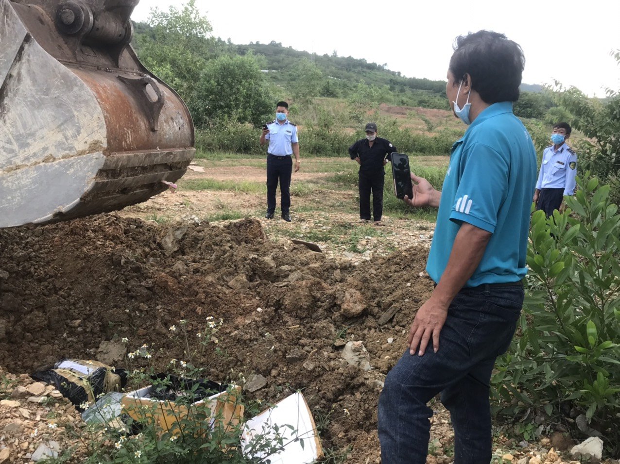 Cơ quan chức năng giám sát việc tiêu hủy số hàng hóa vi phạm theo đúng quy định của pháp luật