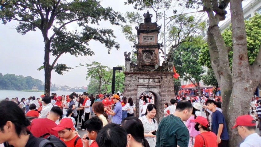 Du lịch Hà Nội bứt tốc trong 5 ngày đầu xuân Bính Ngọ