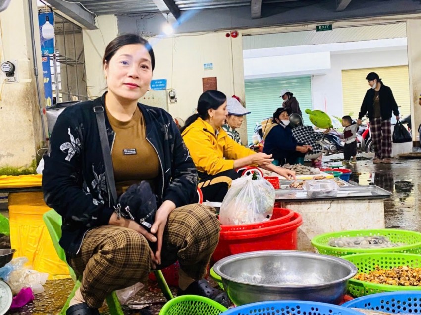 Bà Phạm Thị Xuyên một tiểu thương buôn bán trong khu chợ.