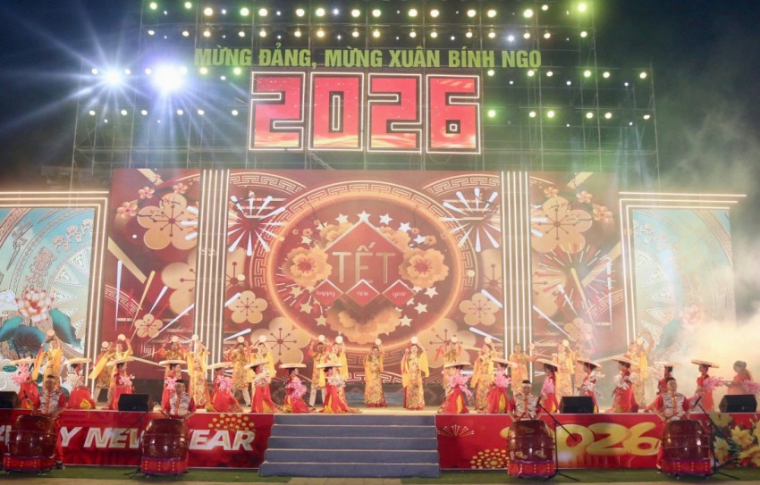 Pháo hoa rực sáng đêm giao thừa biên giới Lào Cai