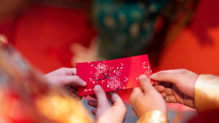 Phong tục lì xì đầu năm: Nét đẹp văn hóa truyền thống gắn kết tình thân Phong tục lì xì đầu năm: Nét đẹp văn hóa truyền thống gắn kết tình thân