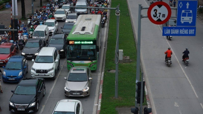 Tăng tần suất hoạt động, tiếp tục phát triển làn đường dành riêng cho xe buýt