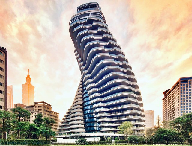 Dưới b&agrave;n tay thiết kế của kiến tr&uacute;c sư Vincent Callebaut, Tao Zhu Yin Yuan cao 21 tầng, tr&ecirc;n nền diện t&iacute;ch hơn&nbsp;42.300m2. T&ograve;a th&aacute;p tạo n&ecirc;n&nbsp;bởi hai chuỗi xoắn 90 độ từ ch&acirc;n đến đỉnh t&ograve;a th&aacute;p, m&ocirc; phỏng theo h&igrave;nh dạng của chuỗi DNA.